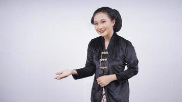 bellezza asiatica nel gesto di kebaya benvenuto isolato su sfondo bianco foto