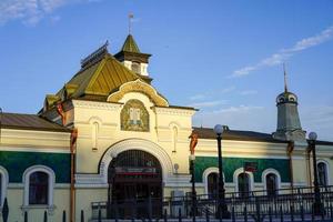 vladivostok, russia-12 giugno 2020-l'edificio della vecchia stazione ferroviaria, un punto di riferimento della città. foto