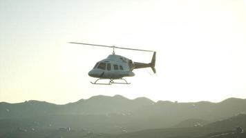 8 k estremo rallentatore volante in elicottero e cielo al tramonto foto