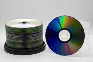 una pila di cd su bobina isolata su sfondo bianco. mucchio di compact disc. foto