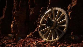 vecchia ruota del carrello in legno su rocce di pietra foto