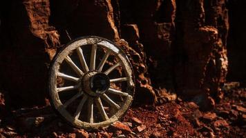 vecchia ruota del carrello in legno su rocce di pietra foto