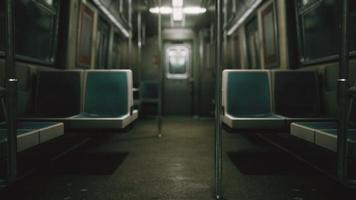 all'interno del vecchio vagone della metropolitana non modernizzato negli Stati Uniti foto