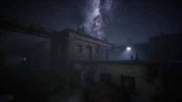 stelle della Via Lattea sopra la vecchia fabbrica abbandonata foto