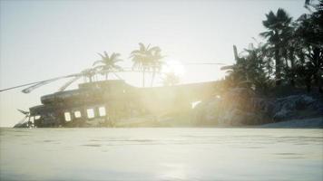 vecchio elicottero militare arrugginito vicino all'isola foto