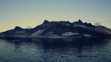 8k montagne ricoperte di ghiaccio nel paesaggio antartico foto