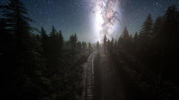 la via lattea sopra la ferrovia e la foresta foto