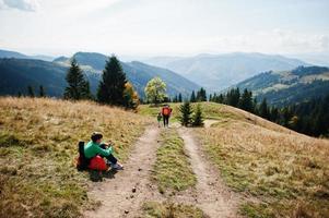 la donna viaggia con un bambino. mamma in montagna. salire in cima alla montagna con i bambini. con lo zaino salito in cima. foto