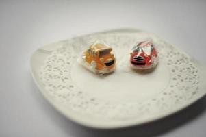 caramelle dolci di due automobili cibo isolato su bianco foto