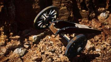 antica pistola storica nel canyon di pietra foto