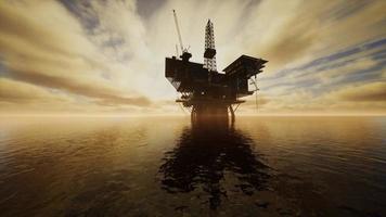 jack up rig offshore in mezzo al mare all'ora del tramonto foto