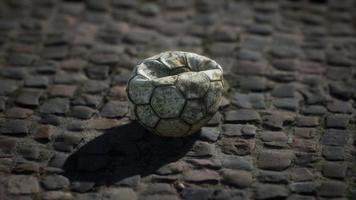 vecchio pallone da calcio nel cortile foto