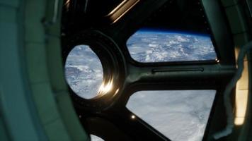 vista della cabina di pilotaggio dalla stazione spaziale internazionale che opera nelle vicinanze del pianeta terra foto