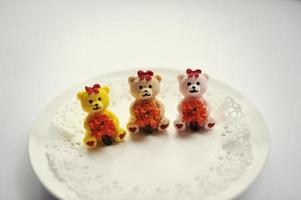 caramelle dolci di tre orsi cibo isolato su bianco foto