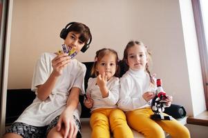 bambini che usano il microscopio imparano la lezione di scienze a casa. foto