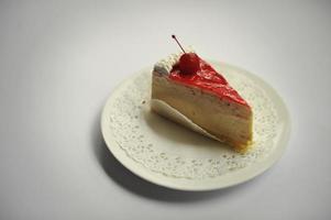 torte dolci con cibo ciliegia isolato su bianco foto