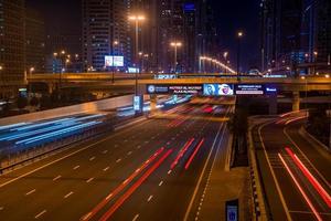 lunga esposizione di auto in movimento su strada notturna a dubai. vita notturna a dubai marina. foto