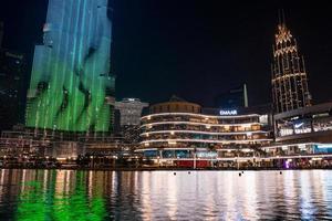 grattacielo di burj khalifa di notte a dubai. belle fontane davanti al burj khalifa. foto