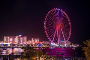 bellissimo dubai eye o ain dubai sulla spiaggia di jumeirah di notte. belle luci della ruota panoramica a dubai foto