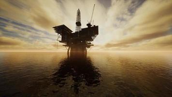 jack up rig offshore in mezzo al mare all'ora del tramonto foto