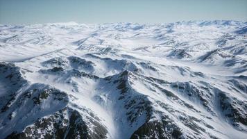 8k paesaggio aereo di montagne innevate e coste ghiacciate in Antartide foto