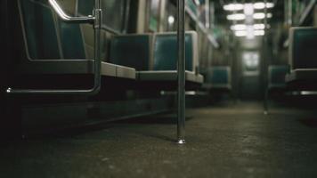 all'interno del vecchio vagone della metropolitana non modernizzato negli Stati Uniti foto