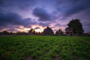 templi buddisti situati nel villaggio di bugisan, prambanan foto