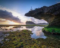 tramonto sulla spiaggia indonesiana foto