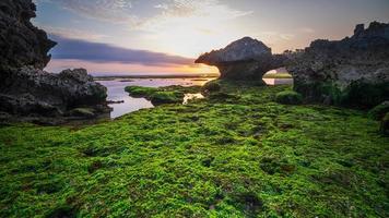 tramonto sulla spiaggia indonesiana foto