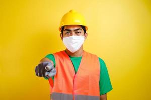 operaio edile asiatico che indossa una maschera protettiva rivolta in avanti foto