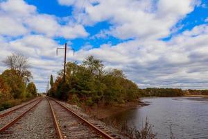 ferrovia vicino all'orizzonte sotto il cielo drammatico foto