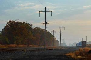 ferrovia nella foresta in una nebbiosa giornata autunnale. foto