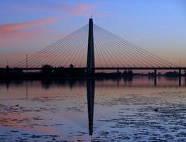 tramonto sul ponte sul fiume foto