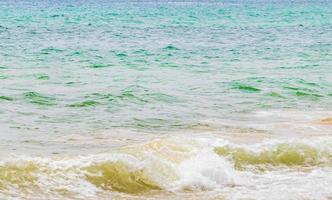 nai thon spiaggia di naithon baia turchese acqua limpida phuket thailandia. foto