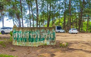 nai thon naithon spiaggia parcheggio dietro gli alberi phuket thailandia. foto