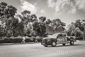 tulum mexico 02. febbraio 2022 il camioncino della macchina della polizia guida la strada veloce tulum mexico. foto