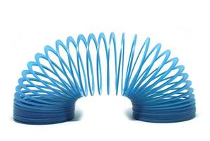 giocattolo slinky blu isolato su sfondo bianco foto