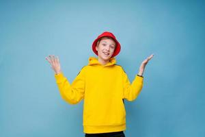 wow, questo è incredibile. adolescente caucasico scioccato con cappello rosso e giallo foto