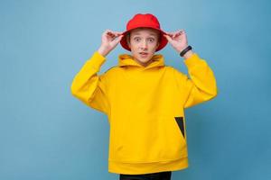 divertente hipster giovane ragazzo adolescente in cappello panama rosso moda e in giallo foto