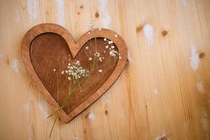 il cuore di legno si trova su uno sfondo di legno foto