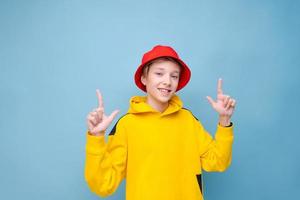 wow, questo è incredibile. adolescente caucasico scioccato con cappello rosso e giallo foto