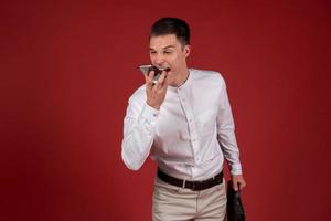 un uomo arrabbiato in camicia bianca e pantaloni leggeri con una borsa per documenti in mano foto