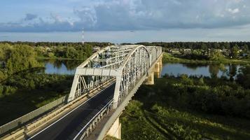 ponte di ferro sul fiume drone aereo foto