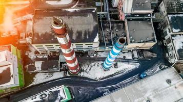 veduta aerea di acciaieria industriale. fabbrica di sospensioni aeree. sorvolando i tubi dell'impianto di acciaio del fumo. inquinamento ambientale. Fumo. foto