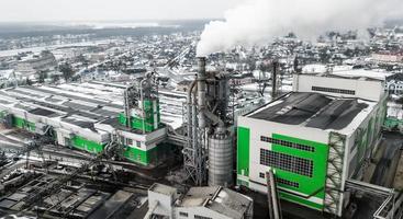 veduta aerea di acciaieria industriale. fabbrica di sospensioni aeree. sorvolando i tubi dell'impianto di acciaio del fumo. inquinamento ambientale. Fumo. foto