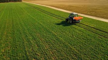 agricoltura. trattore per la lavorazione del terreno. rilievo aereo foto