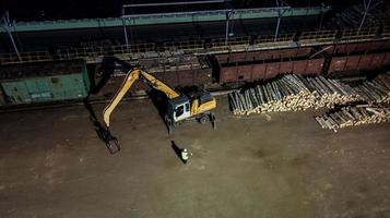 fabbrica di lavorazione del legno. caricare la foresta nel camion. fotografia aerea notturna foto