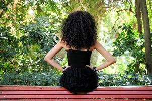 giovane donna di colore, modello di moda in un giardino foto