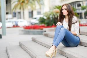 giovane donna, che indossa abiti casual, con i capelli lunghi foto