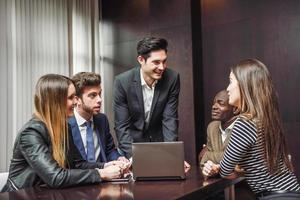 gruppo di persone impegnate multietniche che lavorano in un ufficio foto